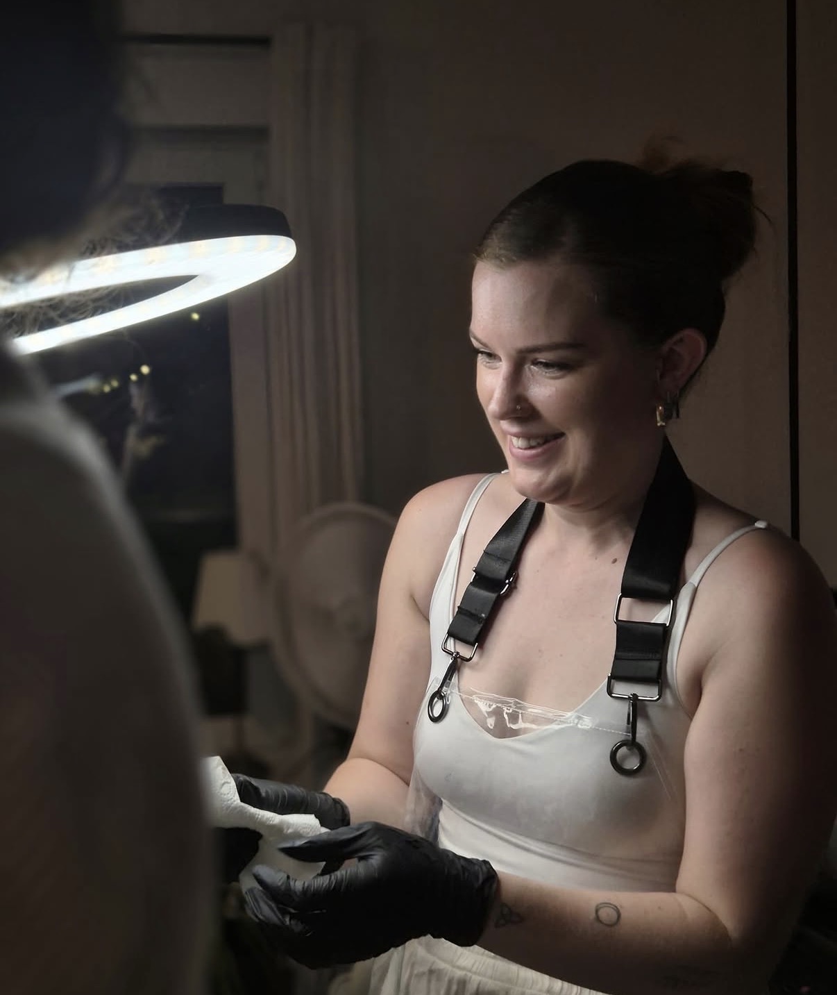 Elli, Inhaberin von Monti Studio, bei der Arbeit